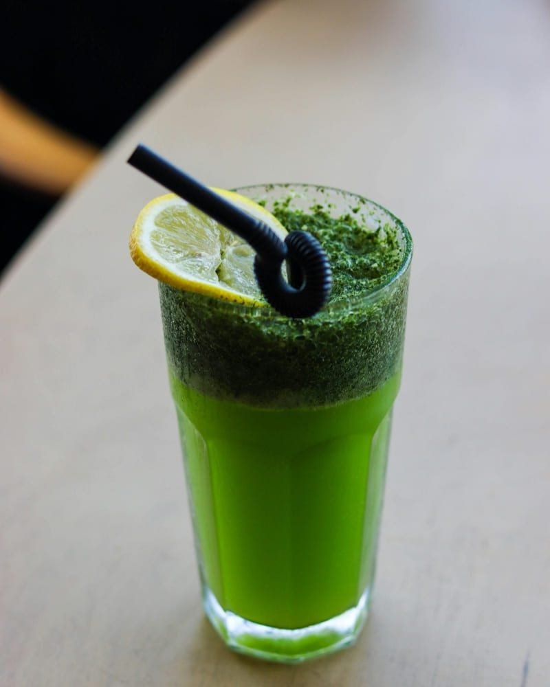 suco detox ao lado da cama ambiente noturno