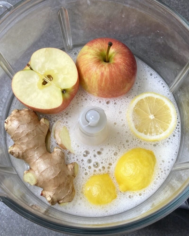 preparo do suco detox no liquidificador