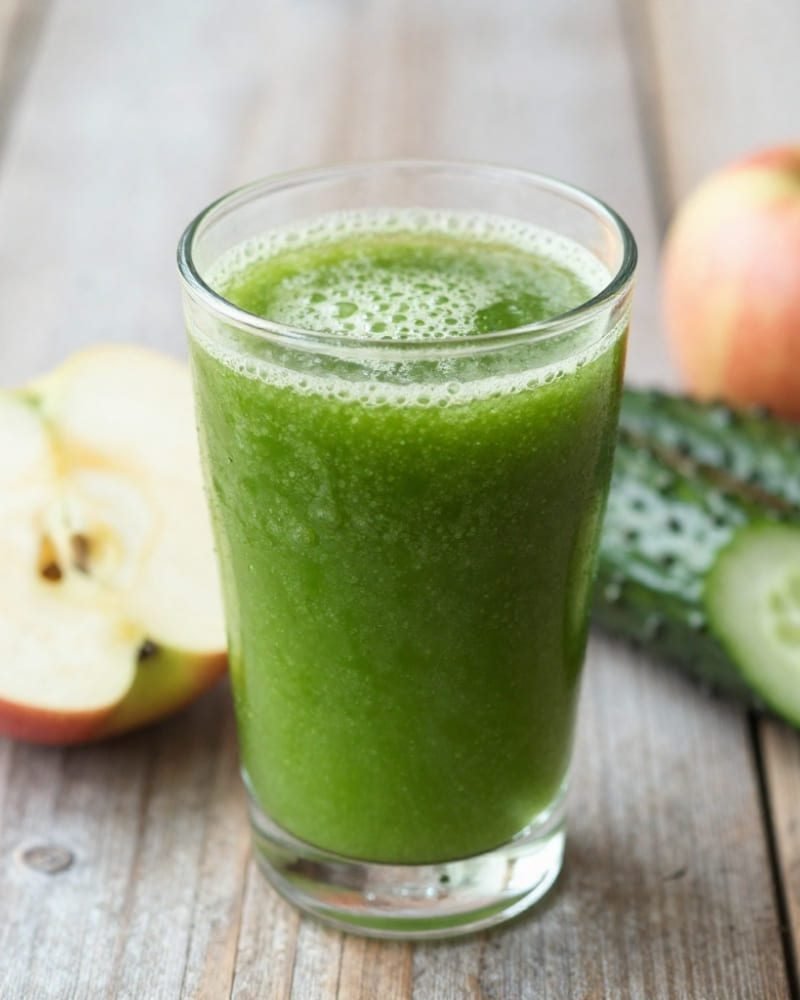 Suco Detox para Desinchar Rápido Pela Manhã: suco verde de couve pepino e maçã para desinchar rápido