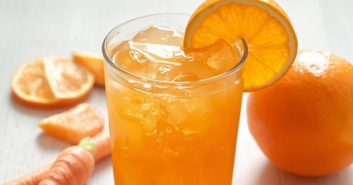 Suco detox de cenoura com laranja rico em vitamina C e betacaroteno